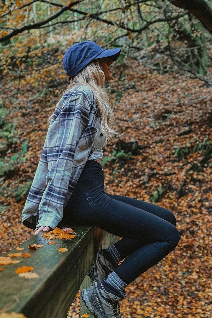 Colorado Aesthetic Outfits Fall, Cute Summer Outdoor Outfits, Hiking Outfit For Fall, Hiking Socks Outfit, Hiking Outfit Autumn Women, Outdoor Job Outfits, Hiking Outfit Winter Mountain For Women, Hiking Outfit Iceland, Legging Hiking Outfit