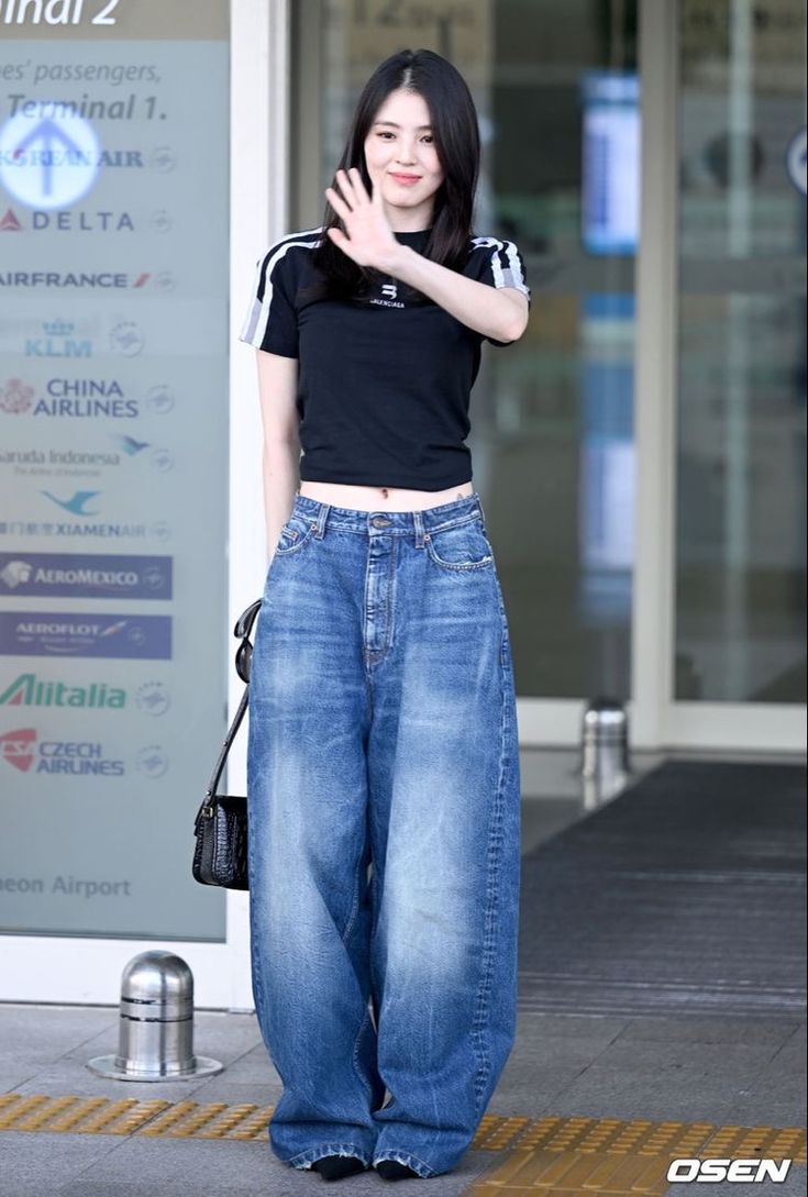 Airport Fashion Kpop, Korean Airport Fashion, Baggy Jeans For Women, Weight Motivation, Han So Hee, Idol Fashion, So Hee, Crazy Rich, Oufits Casual