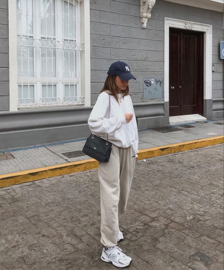 Aesthetic Overalls Outfit, New Balance Outfit, Estilo Indie, Skandinavian Fashion, Chique Outfits, Business Casual Outfits For Work, City Outfits, Looks Party, Looks Street Style