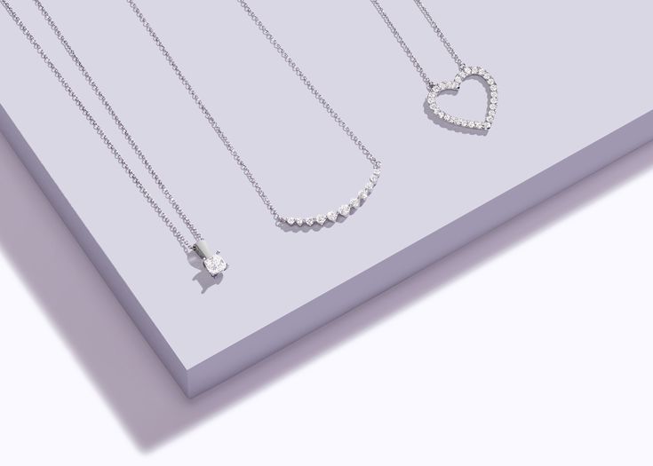 Widespread perfection. Flawless Diamond, Gold Diamond Necklace, Back Jewelry, Vs Diamond, Classic Metal, Diamond Settings, Engraved Items, Diamond Clarity, Diamond Shapes