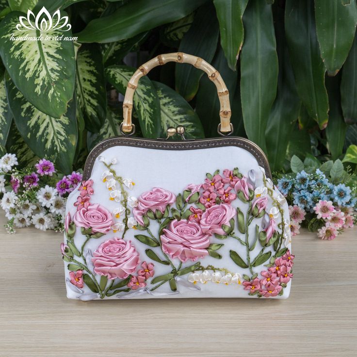 Hello! Welcome to my store! Wish you have a satisfying purchase！ When you have to think of a beautiful, meaningful, impressive gift for your lover, mother or friends then this will be the perfect choice for you! ⭐Don't hesitate to contact us if you have any questions! Thank you ⭐This bag style is a hand bag without a strap. If you want to buy more straps, please buy them here: https://www.etsy.com/listing/1460719306/metal-shoulder-handbag-strap-metal?ref=listings_manager_grid *Embroidered handbag ⭐The bag is handmade, each stage is carefully cared for by skilled craftsmen. ⭐The bag is embroidered with very prominent, strange and beautiful ribbons. ⭐The bag is made of velvet fabric +The inner lining of the  bag is made of various fabrics +Internal zipper pockets +Internal pocket *Approximat Embroidered Purse, Felted Handbags, Embroidery Ribbon, Embroidered Handbag, Crystal Bags, Wedding Purse, Embroidery Bags, Baby Fairy, Pink Handbags