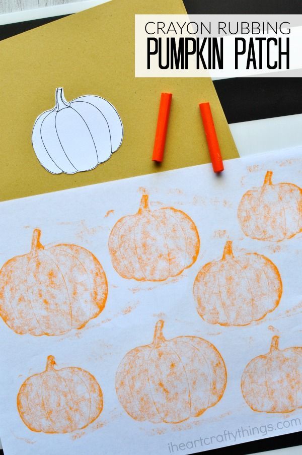 a paper plate with pumpkins on it next to crayon rubbing pencils