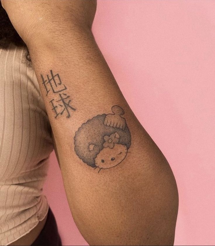 Afro Tattoo, Dark Skin Tattoo, Hello Kitty Design, Cute Hand Tattoos, Hello Kitty Tattoos, Black Girls With Tattoos, Tattoos For Black Skin, Pretty Tattoos For Women, Dope Tattoos For Women