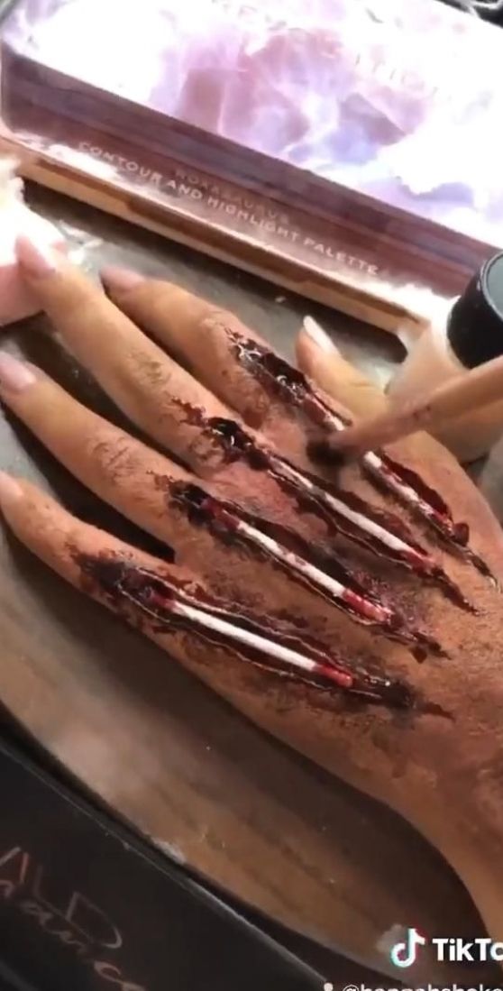 Diy Sfx Makeup, Fantasia Facil Halloween, Ideas De Fantasias Halloween, Zombie Costume Women Diy, Liquid Latex Makeup Halloween, Scary Makeup Looks Halloween Ideas, Hallowing Makeup, Makeup Halloween Ideas Creative, Creepy Makeup Halloween