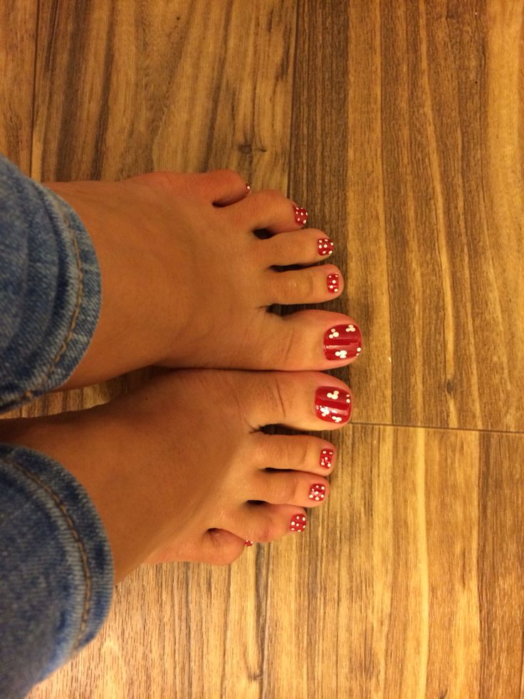 Disney toes Mickey Mouse Pedicure Ideas, Disney Inspired Pedicure, Mickey Pedicure, Disney Toes Designs, Disney Pedicure Ideas Toenails, Disney Toenails, Disney Toe Nail Designs, Disney Pedicure Ideas, Disney Pedicure