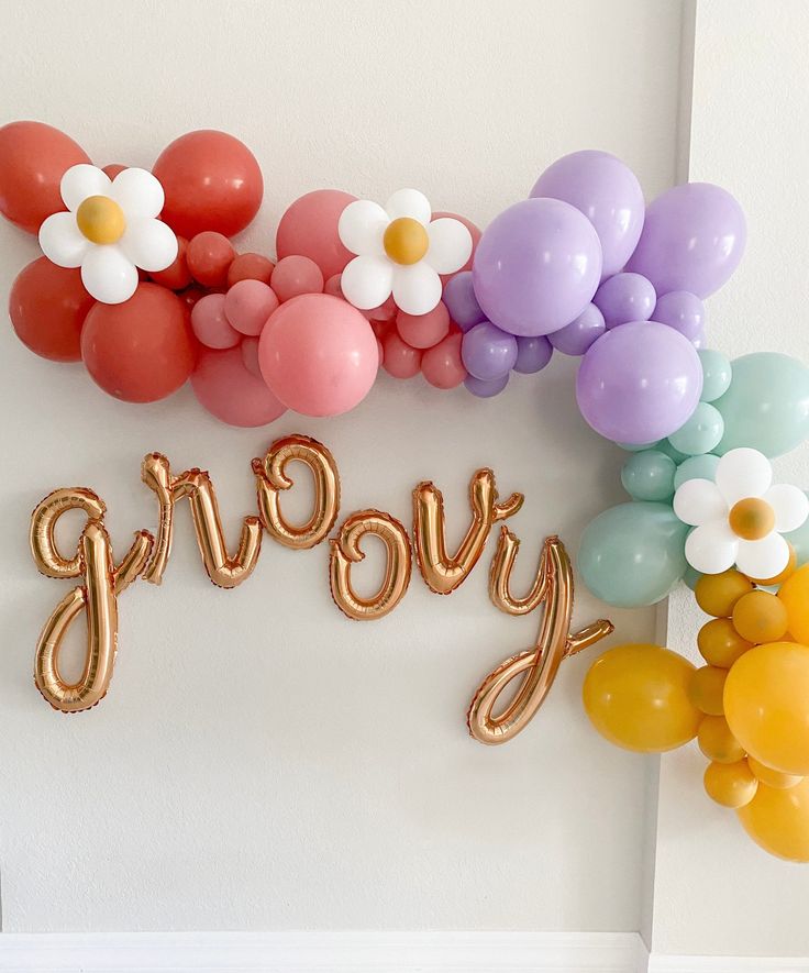 balloons are arranged in the shape of flowers and the word grooy spelled out