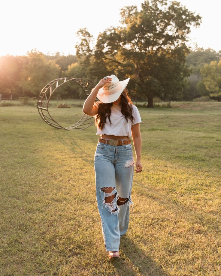 Just cowgirl things 🤠 @tatemcmasters Cowgirl Hat Outfits, Outfit Ideas Cowgirl, Cowgirl Hat Outfit, Fair Outfit Ideas, Cowgirl Things, Fair Outfit, Western Photoshoot, Hat Outfits, Fair Outfits