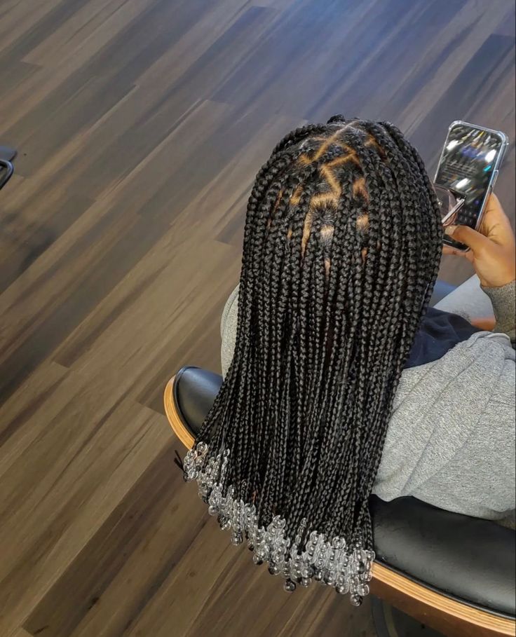 Mali Braid Hairstyles, Knotless Twist Braids, Medium Length Braids, Female Braids, Beaded Braids, Knotless Braids With Beads, Black Hair Video, Black Kids Braids Hairstyles, Short Box