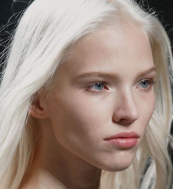 Sasha Luss Aesthetic, Sasha Luss, Ice Blonde, Yennefer Of Vengerberg, Grunge Hair, Platinum Blonde, Bella Hadid, White Hair, Hairstyles With Bangs