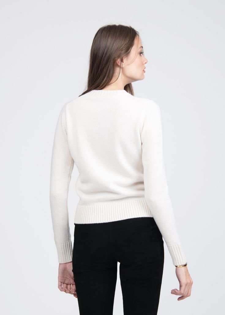 Pure cashmere yarn is crafted in an accentuating silhouette and enhanced with rib-knit edges, resulting in a sophisticated piece destined to become a wardrobe staple. 7 gauge Regular fit Handcrafted in Italy White Cashmere Sweater, Knit Edge, Denim T Shirt, Cashmere Yarn, Suit Shirts, Knitwear Tops, Scarf Jewelry, Jacket Sale, Cashmere Sweater