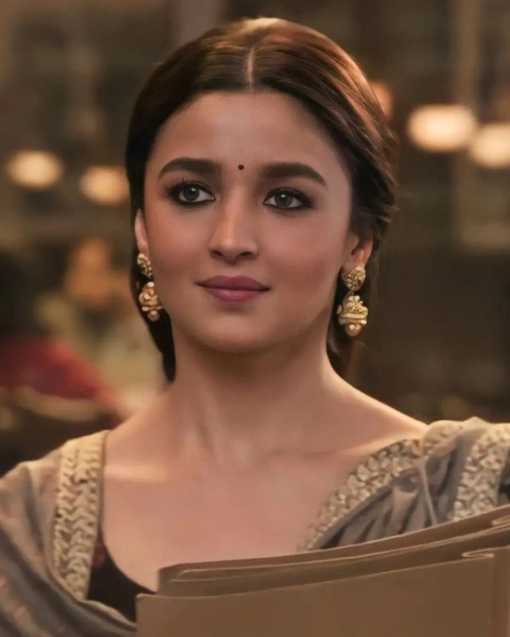 Alia Bhatt Kalank, Kajal Look, Shaadi Makeup, Shaadi Aesthetic, Aesthetic Bollywood, Mother Of Bride Makeup, Kohl Makeup, Indian Makeup Looks, Makeup Layout