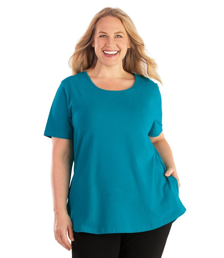 Plus size woman Plus Size Yoga, Plus Size Tees, Plus Size Fits, Fashion Plus Size, Plus Size Activewear, Yoga Tops, A Plus, Basic Tops, Pocket Tee