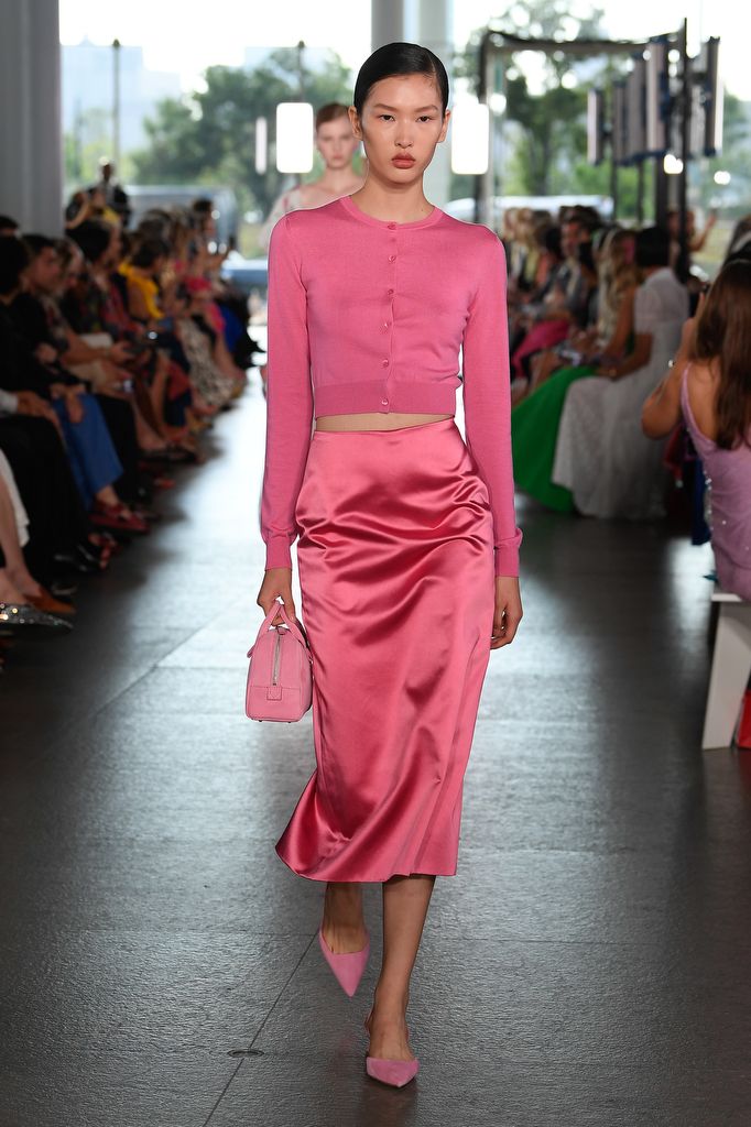 Carolina Herrera RTW Spring 2024 [PHOTOS] – WWD Carolina Herrera Dresses, Monochromatic Fashion, Chic Skirts, Womenswear Fashion, Spring Fashion Trends, Fashion Mistakes, Professional Outfits, High Fashion Street Style, Pink Outfit