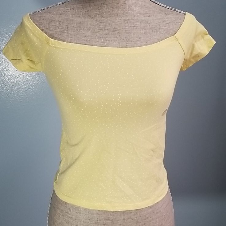 Nwt Pacsun Basics Off Shoulder Crop Top Pale Yellow With White Polka Dots Size Small Pit To Pit 14 Inches Neckline To Bottom Hem 15 Inches Yellow Cropped Stretch Tops, Yellow Stretch Crop Top For Beach, Yellow Stretch Crop Top For The Beach, Comfortable Yellow Crop Top For Beach, Yellow Cotton Short Sleeve Crop Top, Trendy Fitted Yellow Crop Top, Yellow Cotton Crop Top With Short Sleeves, Fitted Yellow Crop Top, Fitted Yellow Cotton Top