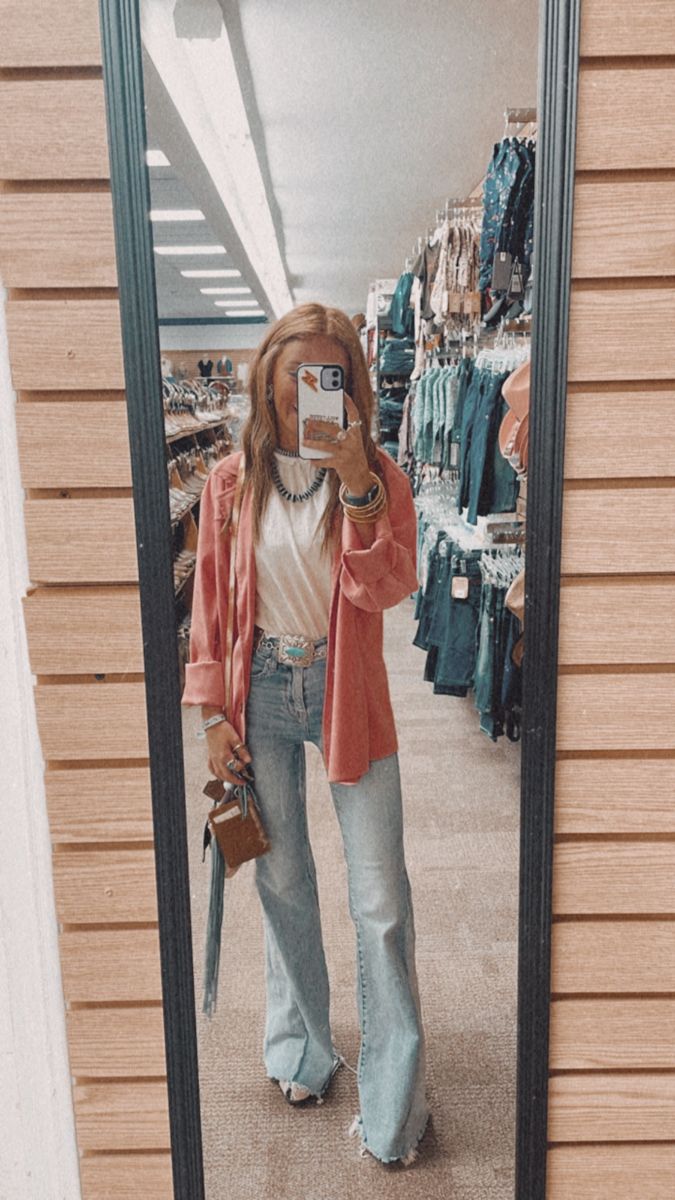 Flare Jeans Outfit Western Winter, Boyfriend Jeans Business Casual, Western Fall Outfits For School, Fall Western Boho Outfits, Punchy Outfits For School, Western Layered Outfits, Thrifted Western Outfits, Western Buissnes Casual Outfits Woman, Vintage Western Aesthetic Outfits