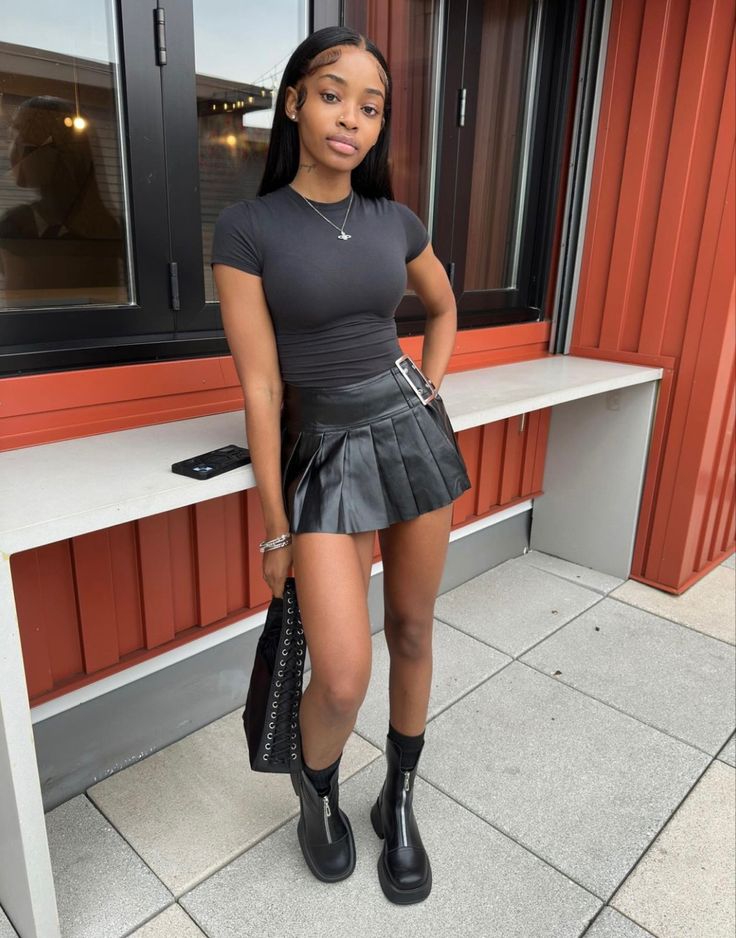 Outfits For Short Women, Outfit Black Women, Red And Black Outfits, Black Skirt Outfits, Miniskirt Outfits, Streetwear Fashion Women, Cute Swag Outfits, Cute Fall Outfits, Skirt Outfit