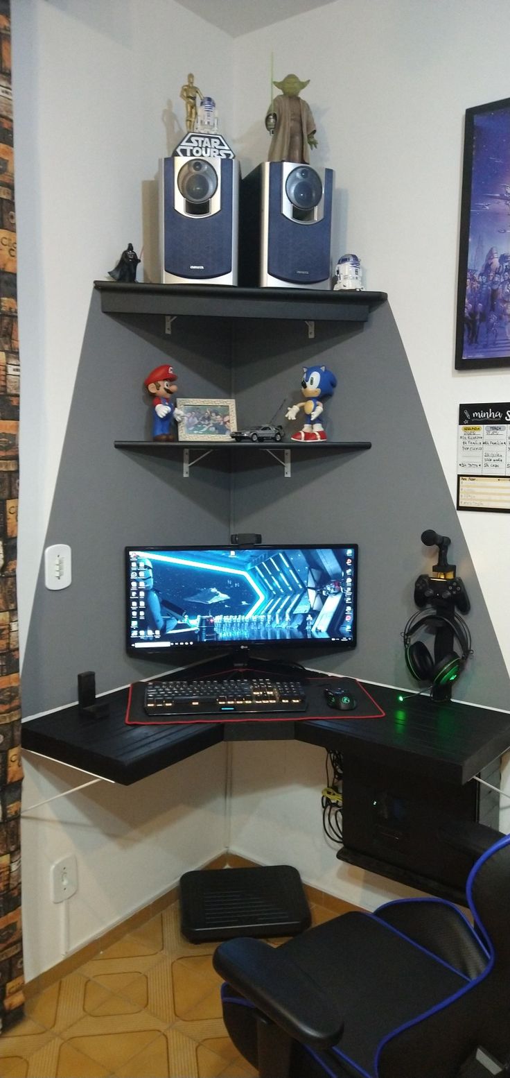 Setup PC Gamer Man Cave Gamer Setup Small Space, Corner Gaming Desk Setup, Desk For Gamers, Pc Setup Small Desk, Gaming Room Setup Corner Desk, Space Saving Gaming Setup, Corner Gamer Desk Ideas, Man Cave Corner Ideas, Gamer Table Setup