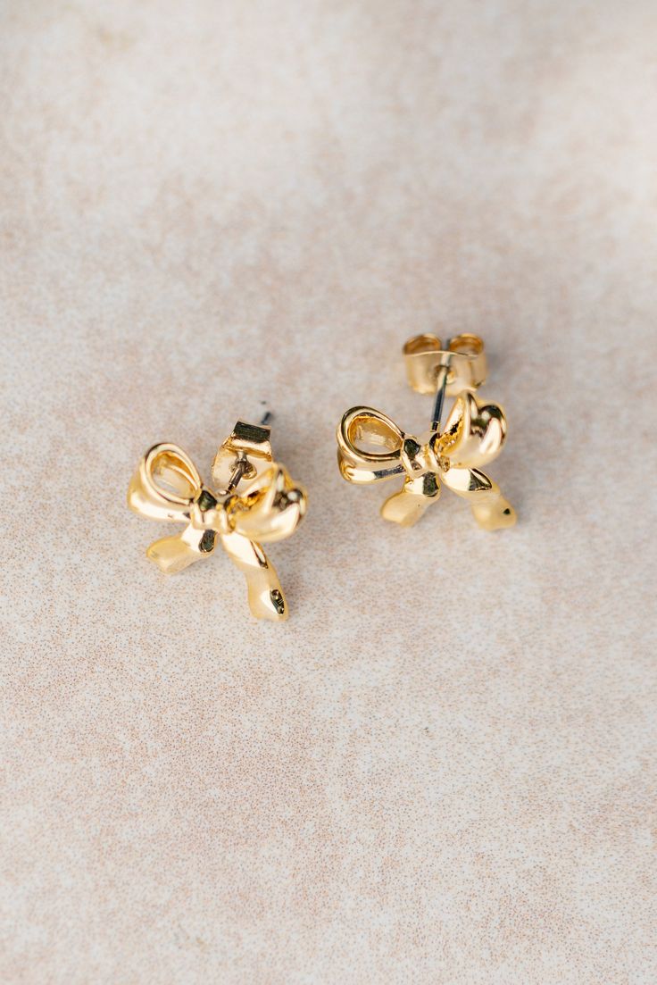 Our Texture Bow Earrings are a set of gold bow stud earrings. Chic Gold Earrings With Bow, Gold Dainty Bow Jewelry, Classic Gold Bow Earrings, Cute Gold Bow Earrings, 14k Gold Bow Jewelry, Bow Earrings, Simple Earrings, Simple Style, Stud Earrings