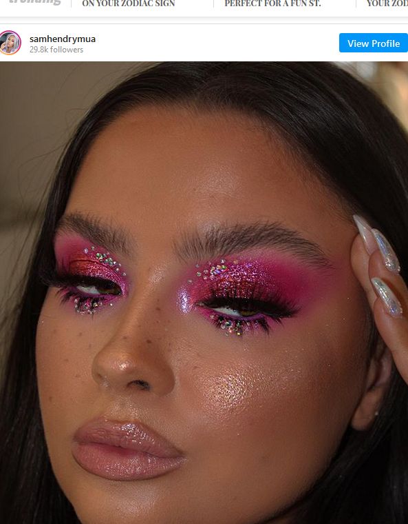 In case you missed it on your Instagram feed, bedazzled makeup is a huge trend at the moment. So, don’t hesitate to elevate your sexy makeup looks with gems and rhinestones. Pink Jewel Makeup Looks, Hot Pink Eyeshadow Looks Black Women, Carnival 3 Palette Looks, Plouise Makeup Academy Looks, Pink Carnival Makeup, Bold Pink Makeup, Pink Panther Makeup, Lashes Amazon, Rhinestones Makeup