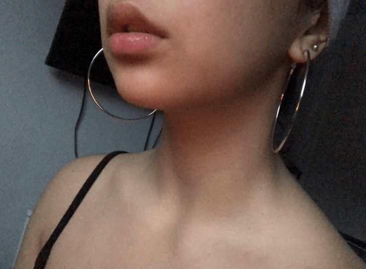 Ear Hoops Big, Hoops Earrings Big, Hoop Earrings Aesthetic Latina, Hoop Earing Hairstyles, 2000s Earrings Aesthetic, Ear Rings Hoop, Silver Hooped Earrings, Pretty Hoop Earrings, Silver Jewelry Hoop Earrings