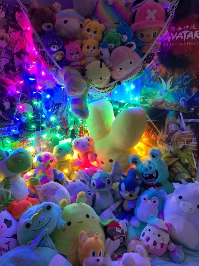 a bunch of stuffed animals that are all in the same color and size, with lights on them