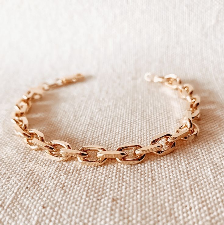 Make your look standout with this paperclip bracelet—and don't forget to complete your set with its matching necklace! Details: 18k Gold Fill 7" Unique Fashion Style, Fox Jewelry, Gold Link Bracelet, Gold Link, Saint Paul, Matching Necklaces, Gold Filled Jewelry, Manufacturing Process, Accessories Unique