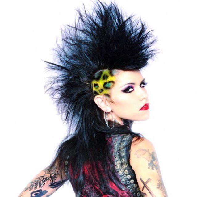 Alice Mcmunn/ (@Malice666Mcmunn) | Twitter Deathhawk Hairstyles Long, Deathrocker Goth, Lady Hawk, Punk Mohawk, Punk Rock Girls, Short Punk Hair, Occasion Makeup, Gothic People, Punk Girls