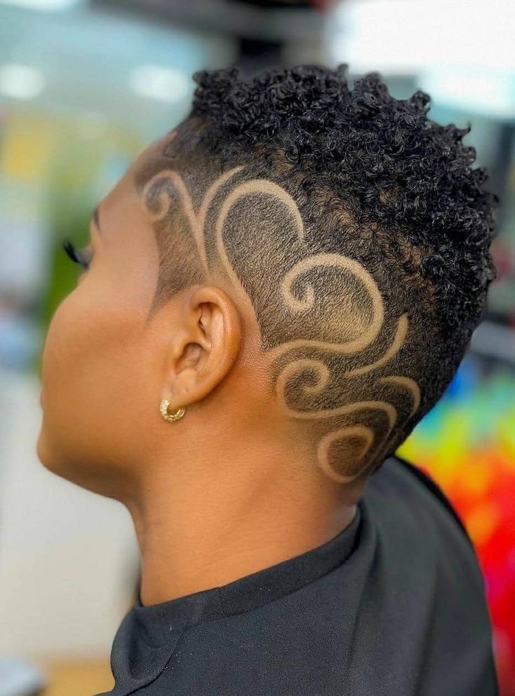 Hair Cuts For Black Women, Natural Hair Haircuts, Short Natural Haircuts, Cabello Afro Natural, Short Hair Designs, Fade Hair, Short Shaved Hairstyles, Shaved Side Hairstyles, Shaved Hair Designs