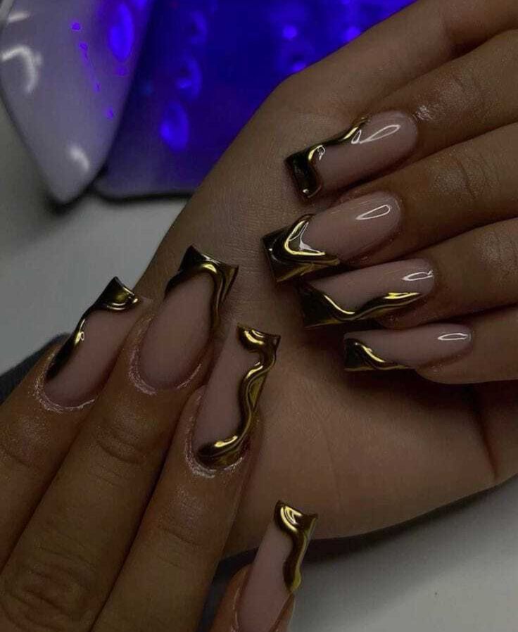 Brown And Gold Nails Acrylic, Nail Art Designs Gold, Black And Gold Acrylics, May Nail Art, Gold Black Nails, Gold Nail Set, Nail Inspo Gold, Black And Gold Nail Designs, Chemical Hearts