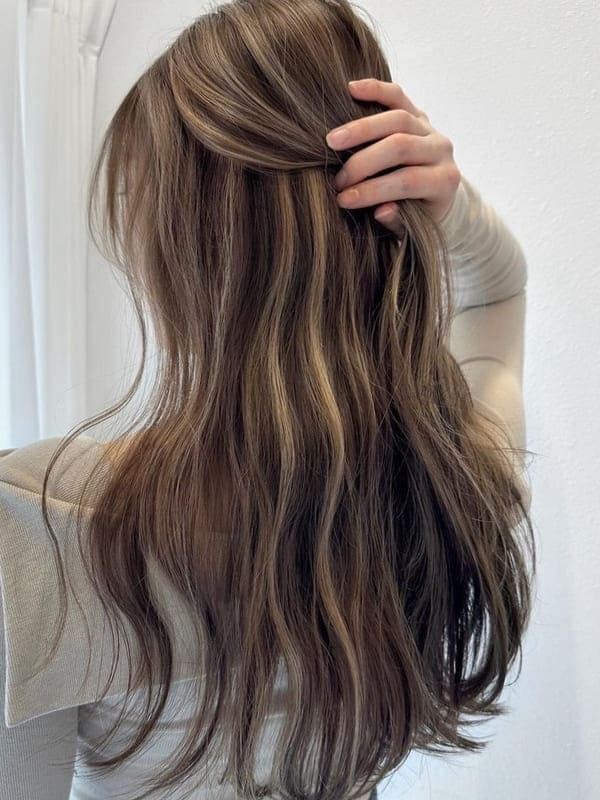 Muted Brown Balayage for Wavy Hair Ash Brown Highlights Straight Hair, Creamy Brown Hair Color, Natural Ash Brown Hair With Highlights, Natural Dyed Hair Ideas, Smoky Ash Brown Hair, Khaki Brown Hair, Wavy Hair Dye Ideas, Oreo Hair Color, Dyed Wavy Hair