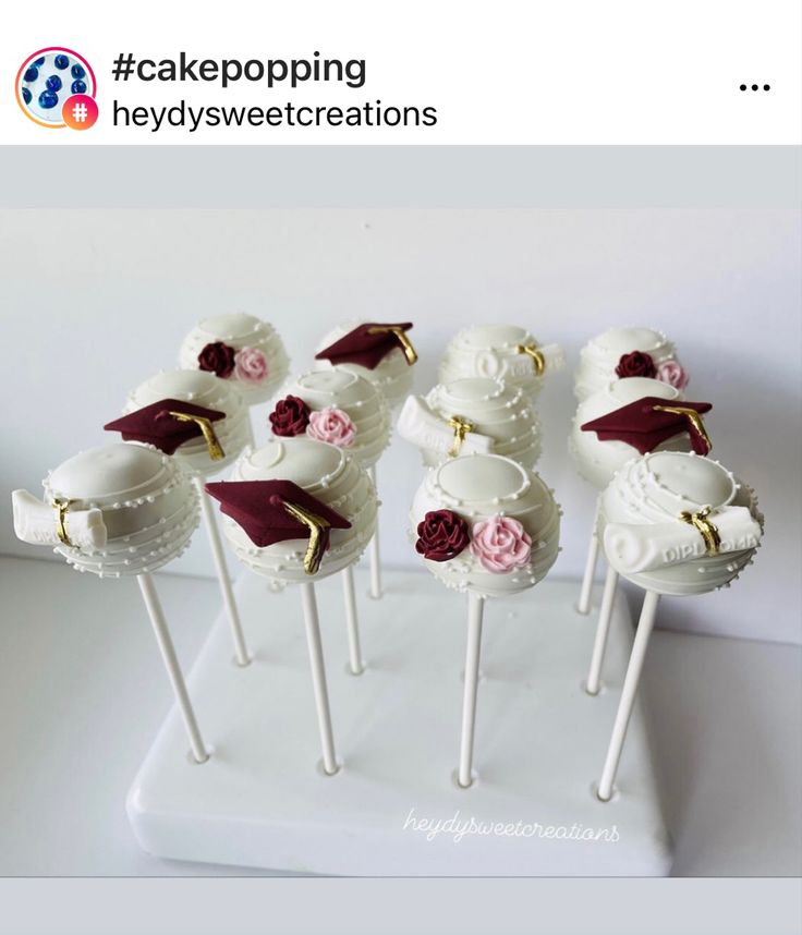 there are cake pops decorated with graduation caps and gowns