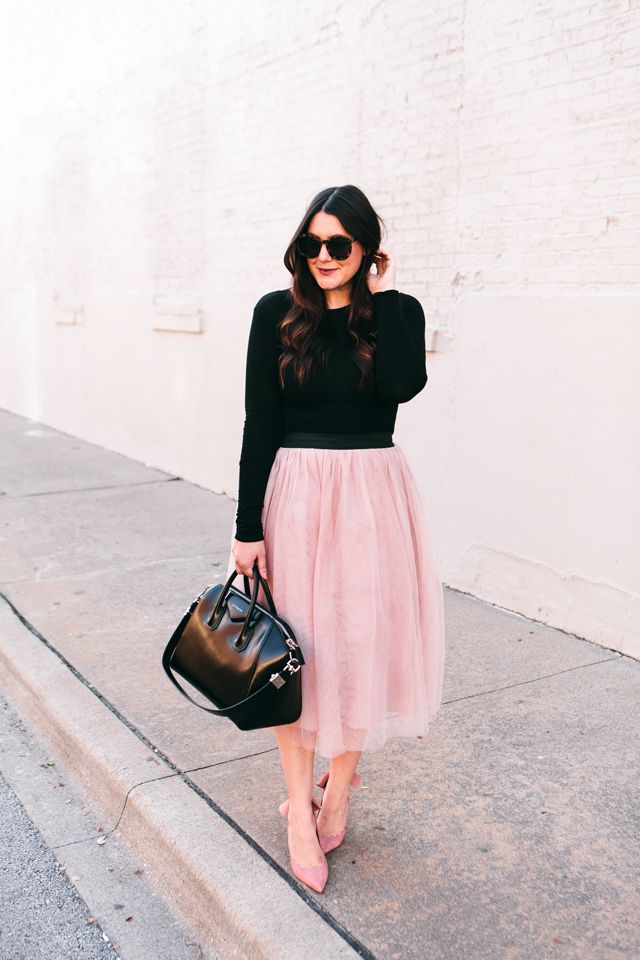 Black And Pink Skirt Outfit, Tulle Skirt Outfit Winter, Tule Skirt Outfit, Pink Tulle Skirt Outfit, Tulle Skirt Outfit, Tool Skirt, Pink Skirt Outfits, Black Top Outfit, Light Pink Skirt