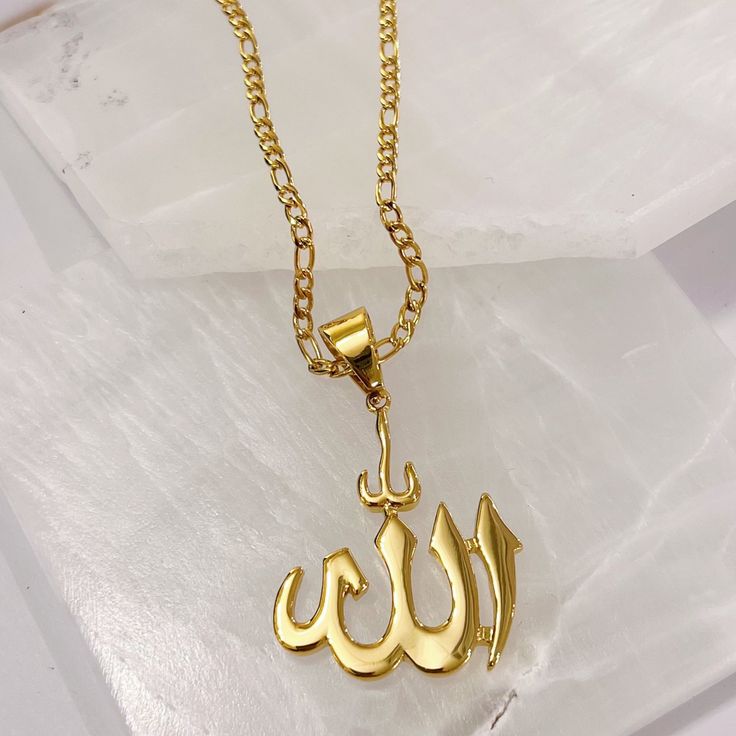 ALLAH necklace Arabic Gold Necklace Designs, Arabic Gold Necklace, Allah Necklace, Simple Chain, Gold Necklace Simple, Luxe Jewelry, Figaro Chains, Almighty God, Figaro Chain