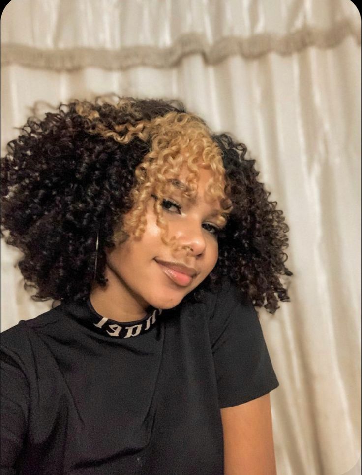 Split Due Curly Hair, 20 Something Tattoo Sza, Short Curly Dyed Hair, Peekaboo Curly Hair, Peekaboo Hair Color Curly, Skunk Stripe Curly Hair, Curly Dyed Hair Natural Curls, Curly Hair Dye Ideas, Dyed Curly Hair Ideas