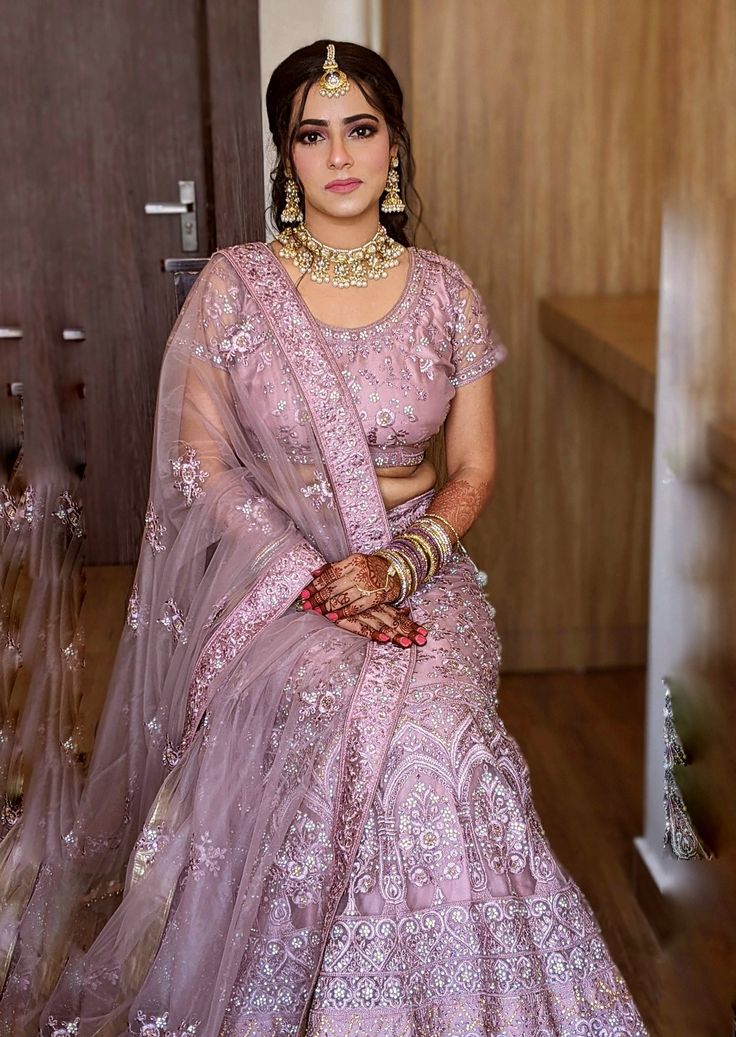 Pink Lehenga Makeup Look Simple, Lavender Lehenga Makeup Look, Jewellery With Pink Lehenga, Pink Lehenga Jewellery Ideas, Pink Lehenga Makeup Look, Royal Bride Look, Pink Lehenga Look, Lehenga Jewellery Ideas, God Bharai