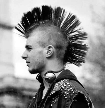 The mohawk hairstyle was popular for men in the early 1980s.  It is when both sides of the head are shaven, leaving a strip of longer hair in the center of the head.  A mohawk can be a high maintenance depending on how it is worn. Punk Haircut, Punk Guys, Mohawk For Men, Punk Mohawk, Mohawk Hair, Punk Rock Hair, Mohawk Haircut, Rocker Hair, Beyonce Hair