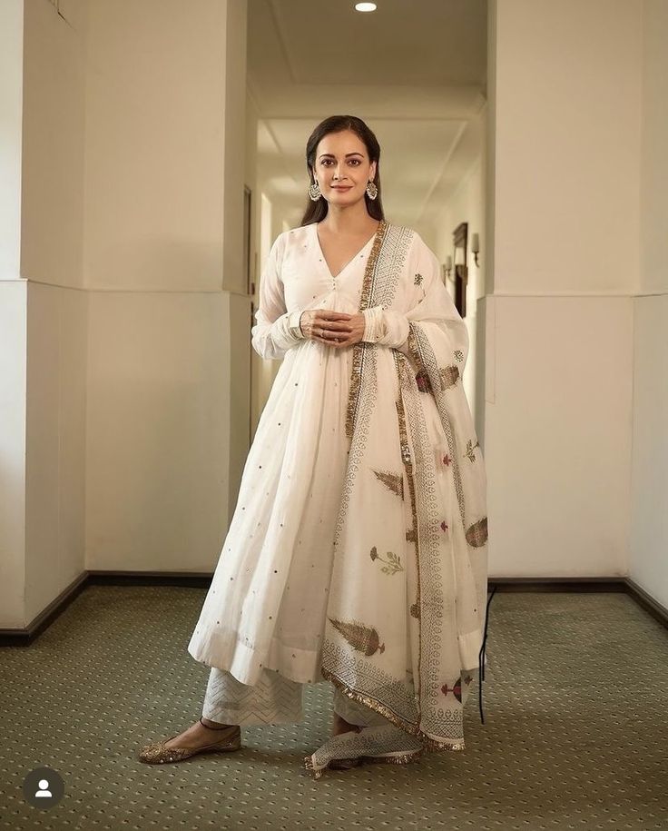 Dress Pakistani Simple, White Ethnic Dress, White Dress Pakistani, White Dress Design, Simple White Dress, Dia Mirza, Simple Lehenga, Trendy Outfits Indian, Dress Pakistani