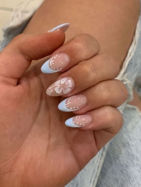 vacation nail design: baby blue French tips with hibiscus flowers Blue Nail Summer, Vacation Summer Nails, Fiji Nails, Travel Nails, Summer Nail Inspiration, Vacation Nail Designs, Holiday Acrylic Nails, Art Deco Nails, Tropical Nails