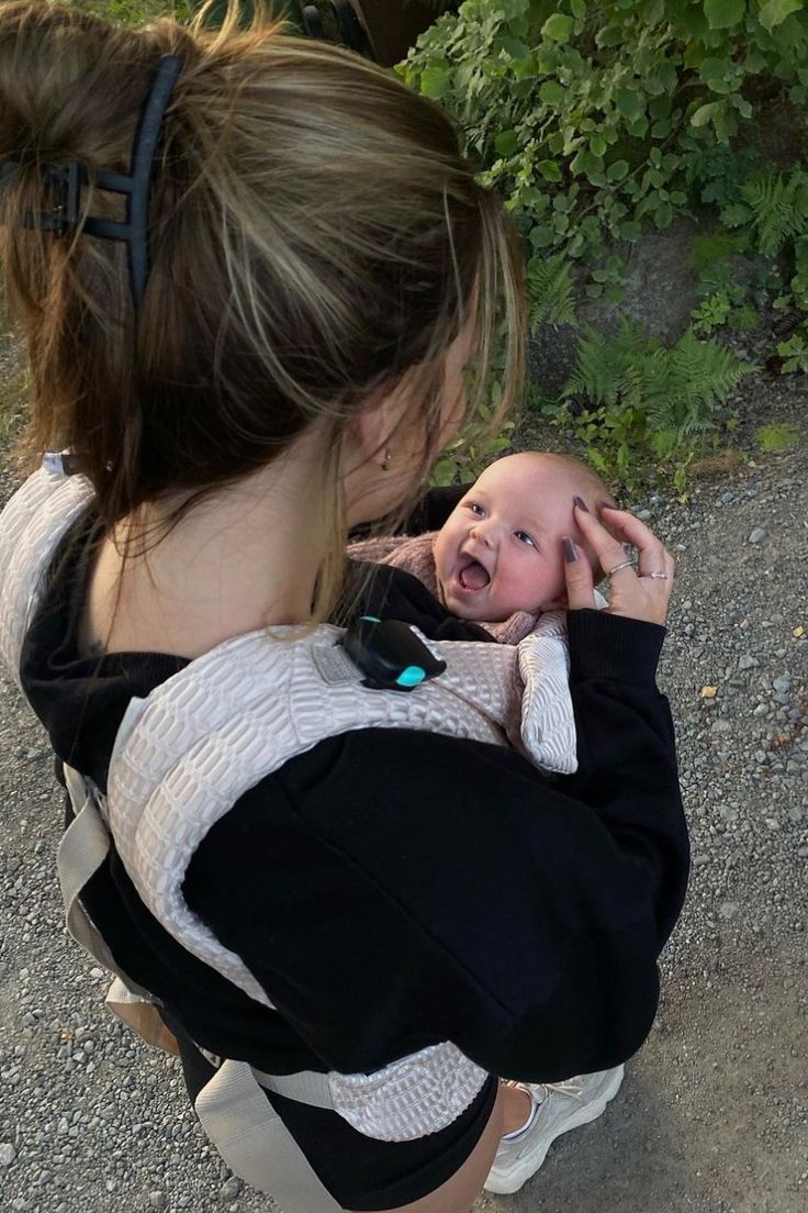 Cute baby looking at her mum in a Najell Rise baby carrier Carrying Positions, College Student Hacks, I Want A Baby, Drømme Liv, Wanting A Baby, Future Mommy, Moms Goals, Student Hacks, Sitting Position