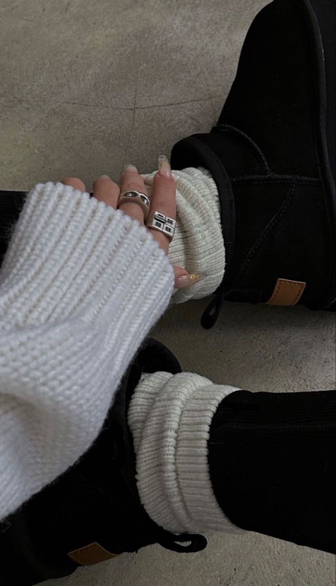 ugg aesthetic winter cozy winter cozy ugg style Black Uggs Outfit Winter, Botas Ugg Outfit, Black Ugg Outfit, Black Uggs Outfit, Uggs Outfit Winter, December Outfits, Outfit Botas, Gymwear Outfits, Black Uggs