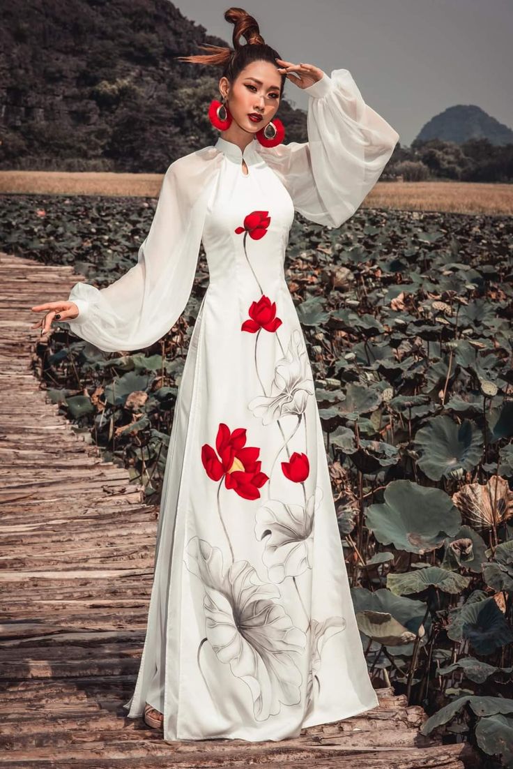 Ao Dai Inspired Dress, Ao Dai Style, Ao Dai Modern Fashion, Chinese Queen Dresses, Modern Ao Dai Fashion Street Styles, Ao Dai Aesthetic, Ao Dai Pattern, Traditional Vietnamese Clothing, Wedding Ao Dai