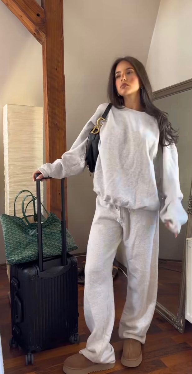 Grey Matching Set Outfit, Airport Set Outfit, Casual Fall Outfits Sweatpants, Comfy Sporty Outfits Winter, Dressy Comfy Outfits, Fall Sweatsuit Outfit, Cozy University Outfit, Fuzzy Quarter Zip Outfit, Cute Chill Fall Outfits