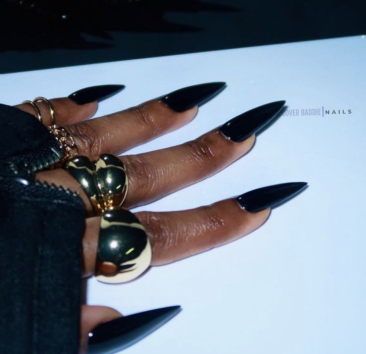 Long Almond Nails Designs Black, Black Nail Shapes, Black Long Stiletto Nails, Black Nails Edgy, Long Sharp Acrylic Nails, Black Stiletto Nails Short, Steletoes Nails Classy, Black Tip Stiletto Nails, Black Sharp Nails