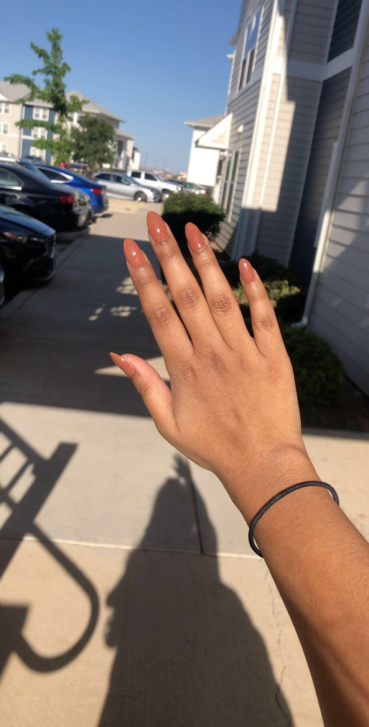 Brown Nails By Skin Tone Range, Short Nails For Brown Skin Tone, Nail Colour For Indian Skin, Nails Inspiration For Brown Skin, Nail Polish Ideas For Morena, Vacation Nails Brown Skin, Brown Skin Friendly Nails, Nails With Tanned Skin, Nail Shades For Brown Skin