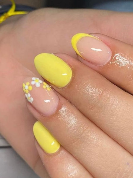 spring nail design: yellow tips with flowers Easter Natural Nails, Short Almond Acrylic Nails Yellow, Yellow Biab Nail Art, Easter Powder Dip Nails, Nail Designs Yellow Nails, Easter Yellow Nails, Yellow Short Nails Design, Easter Dip Powder Nails, Yellow Easter Nails