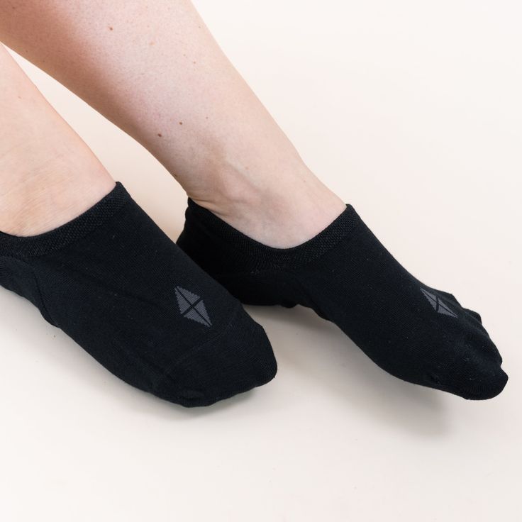 These ultra soft, ultra breathable socks wick away moisture, prevent blisters, and keep your feet comfortable—all while staying neatly tucked out of view. Cut in a no-show style for a sockless look, these bamboo socks guarantee all-day comfort. 80% Rayon made from Bamboo, 17% Polyester, 3% Elastane No-show style 3-pack Casual Comfortable Anti-odor Socks, No-show Sports Socks, Stretch No-show Socks With Arch Support, Sporty No-show Anti-odor Socks, Sporty No-show Comfortable Socks, Lightweight Sporty No-show Socks, Lightweight Breathable Casual Socks, Casual Breathable Lightweight Socks, Functional Ergonomic Non-slip Socks