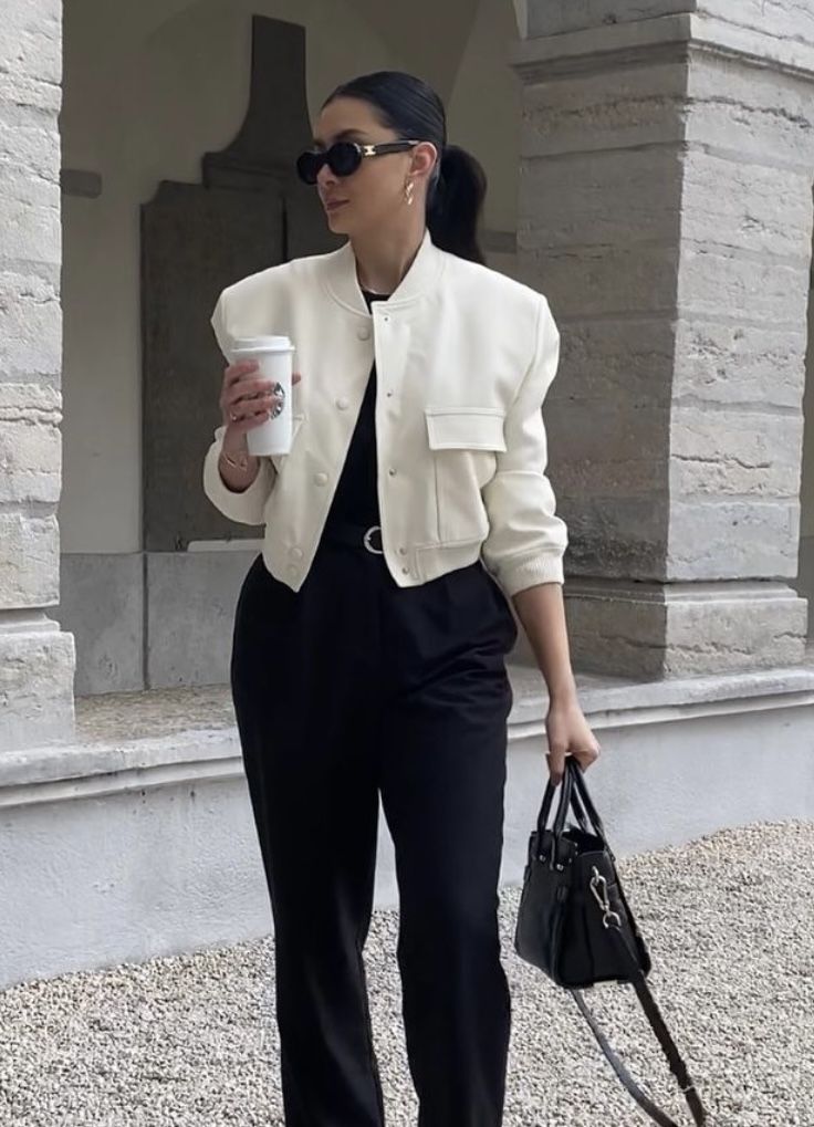 White Cropped Jacket Outfit, Cream Jacket Outfit, White Cropped Jacket, Jacket Outfit Women, Classic Style Outfits, Beige Outfit, Jacket Outfit, Stylish Work Outfits, Fashion Mistakes