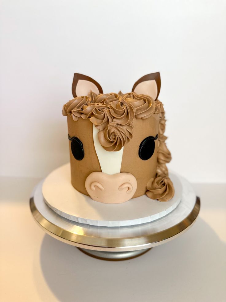 there is a cake that looks like a horse head on top of a platter