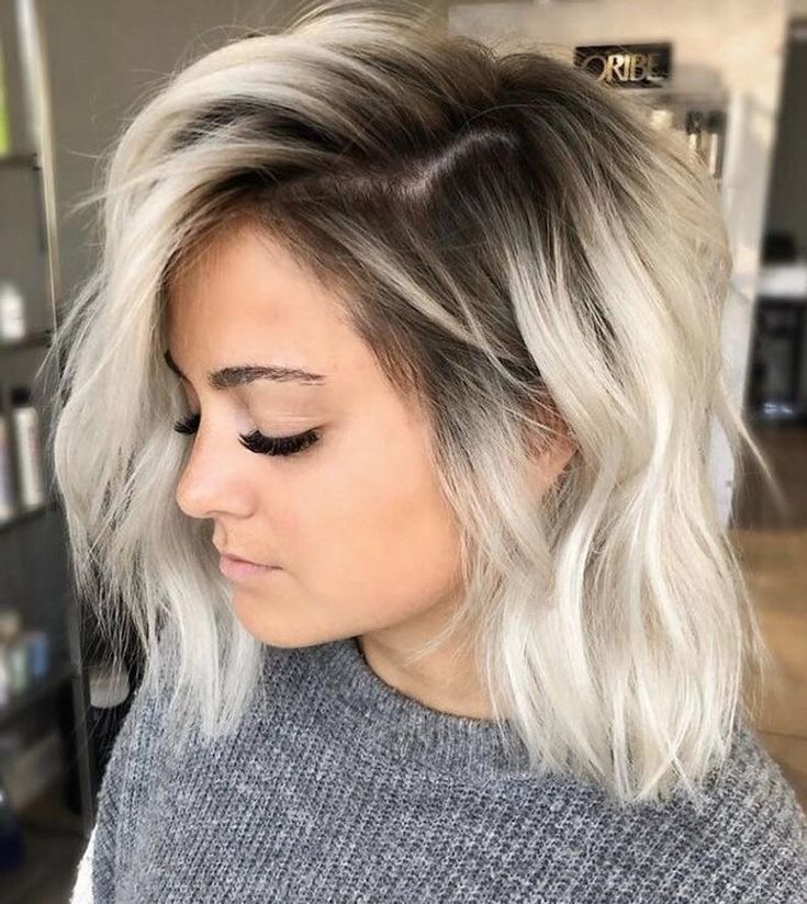 Icy Platinum Blonde Balayage Dark Roots, Blonde Hair With Roots, Ice Blonde Hair, Ice Blonde, Ombre Hair Blonde, Dark Roots Blonde Hair, Vlasové Trendy, Platinum Blonde Hair, Brown Blonde Hair