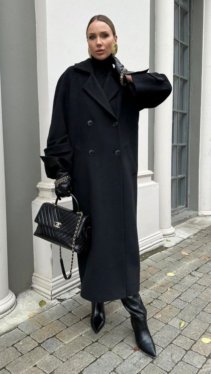 Black Maxi Coat Outfit, Black Coat Street Style, Black Coat Outfit Winter Classy, Black Peacoat Outfit, Maxi Coat Outfit, Black Coat Outfit Winter, Long Black Coat Outfit, Long Black Dress Outfit, Peacoat Outfit